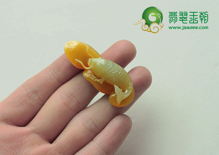 糯冰种黄翡缅甸翡翠锦鲤鱼挂件