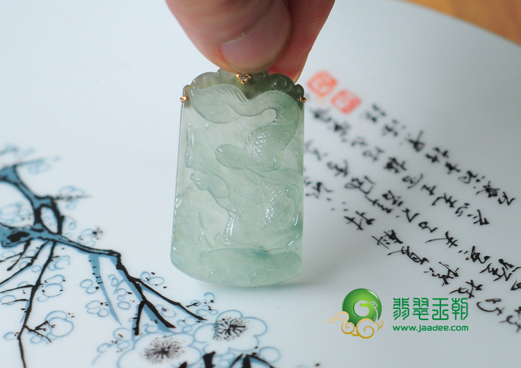 冰玻种晴水缅甸翡翠镶金扣龙牌挂件