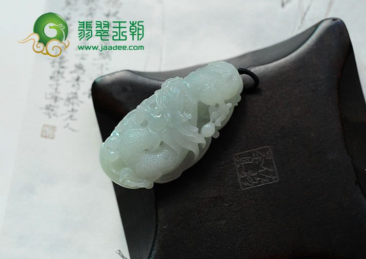 糯冰种缅甸翡翠飞龙挂件