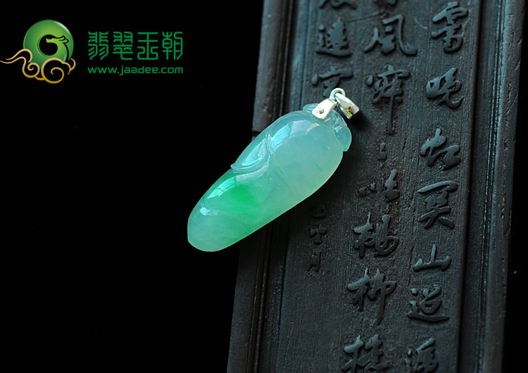 冰种飘翠缅甸翡翠玉米挂件