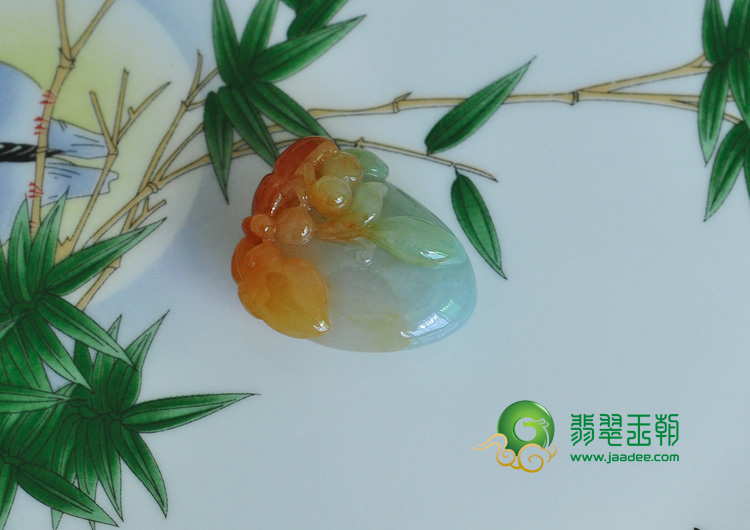 糯冰种三彩缅甸翡翠寿桃挂件