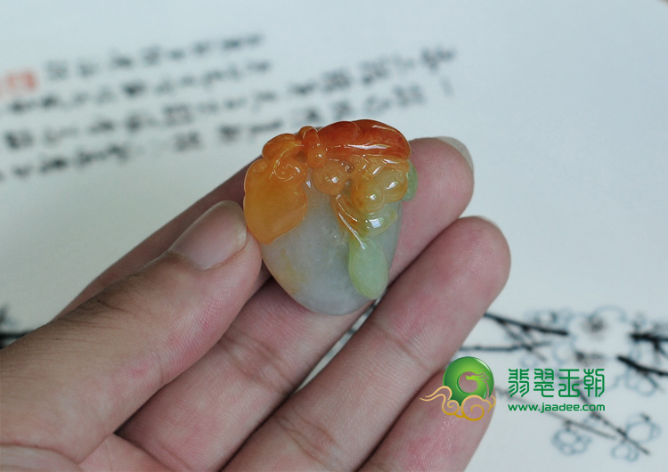 糯冰种三彩缅甸翡翠寿桃挂件