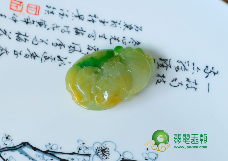 糯冰种黄加绿缅甸翡翠蝙蝠龙挂件