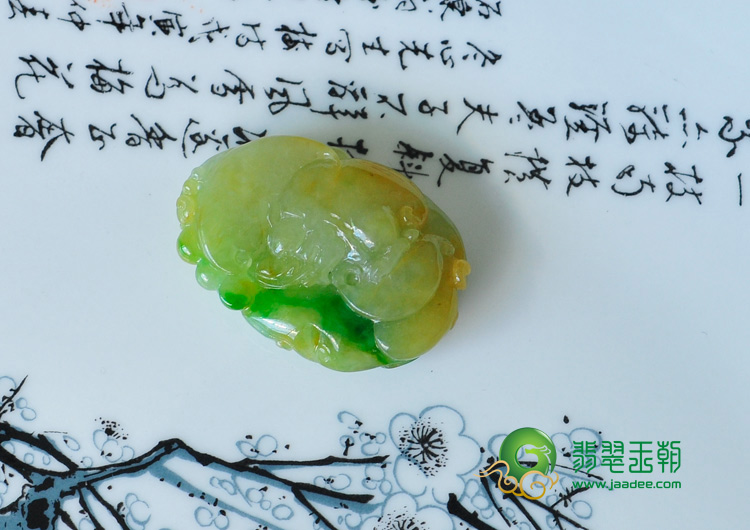 糯冰种黄加绿缅甸翡翠蝙蝠龙挂件