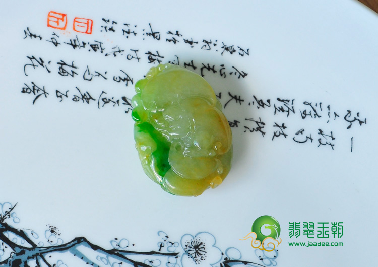糯冰种黄加绿缅甸翡翠蝙蝠龙挂件