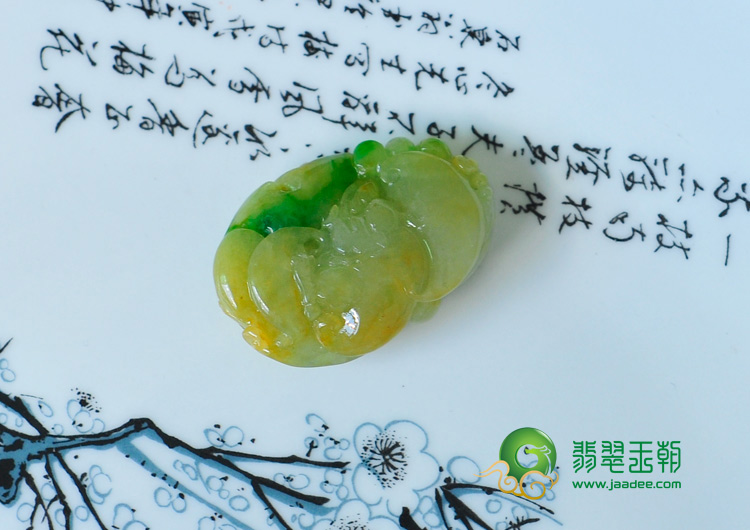 糯冰种黄加绿缅甸翡翠蝙蝠龙挂件