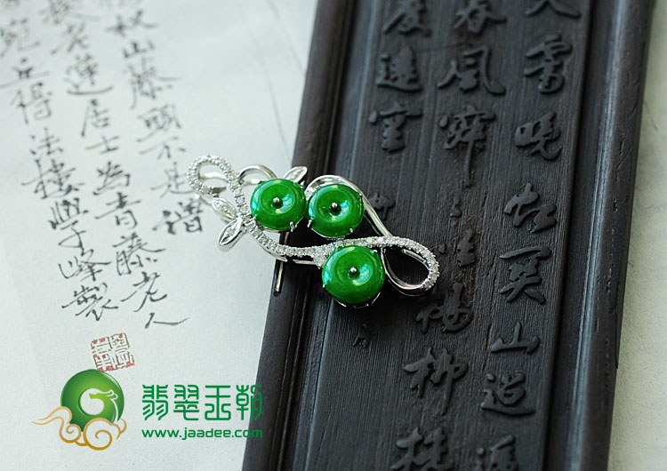 糯冰种阳绿缅甸翡翠包白金平安扣胸坠（真钻）