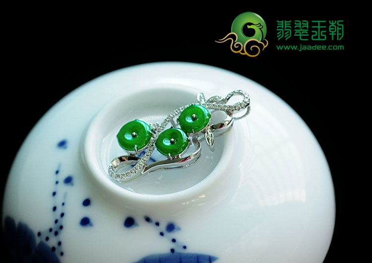 糯冰种阳绿缅甸翡翠包白金平安扣胸坠（真钻）
