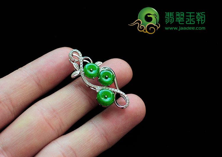 糯冰种阳绿缅甸翡翠包白金平安扣胸坠（真钻）