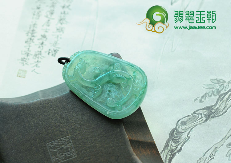 冰种飘花缅甸翡翠龙牌挂件