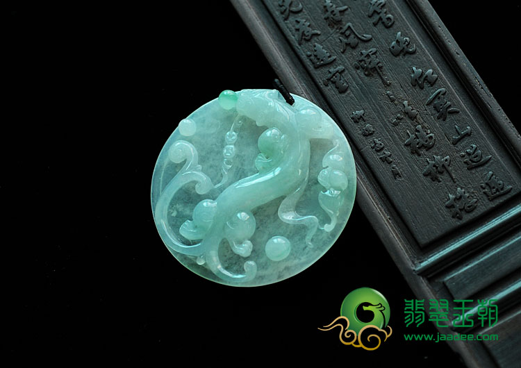 糯冰种飘翠缅甸翡翠龙牌挂件
