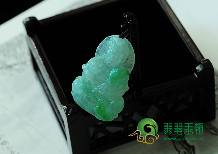 冰种阳绿缅甸翡翠观音挂件