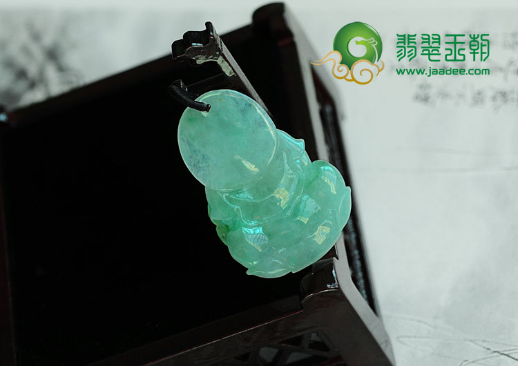 冰种翠绿缅甸翡翠观音挂件