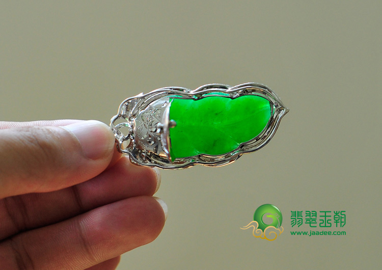 糯冰种正阳绿满绿缅甸翡翠镶白金金枝玉叶挂件