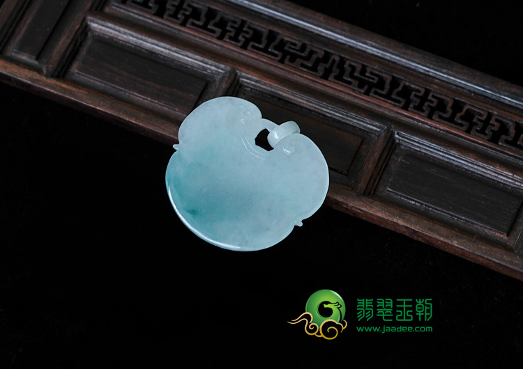 冰种蓝晴水缅甸翡翠玉兔挂件