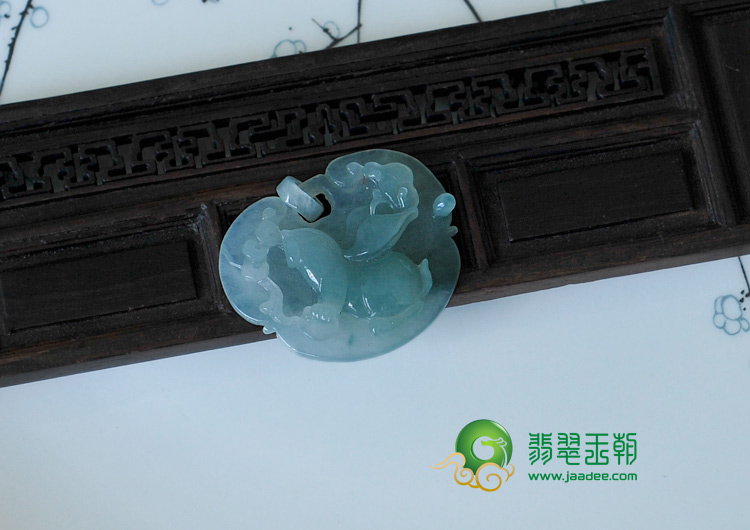 冰种蓝晴水缅甸翡翠玉兔挂件