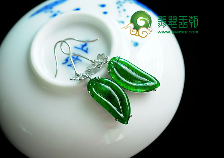 冰种浓绿缅甸翡翠镶白金“魅影”耳坠（真钻）