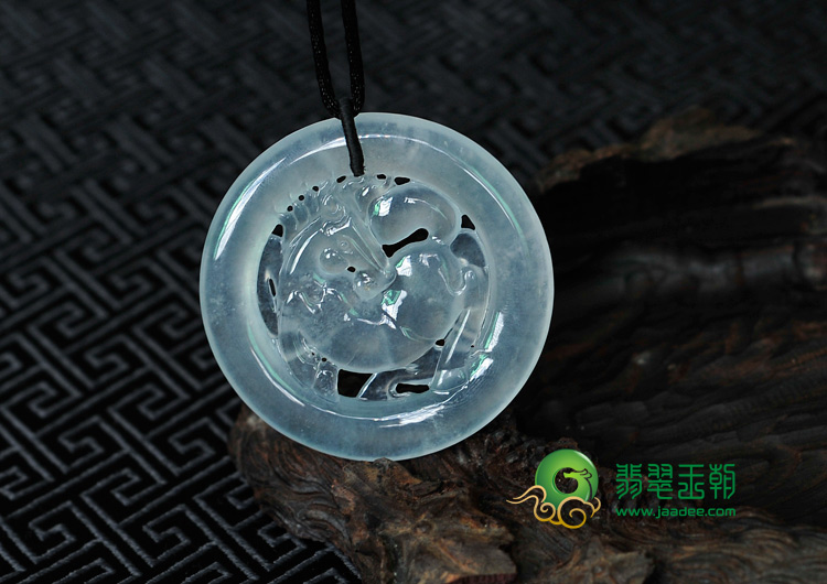 冰玻种淡晴水缅甸翡翠马牌挂件