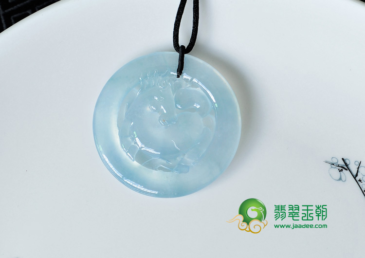 冰玻种淡晴水缅甸翡翠马牌挂件