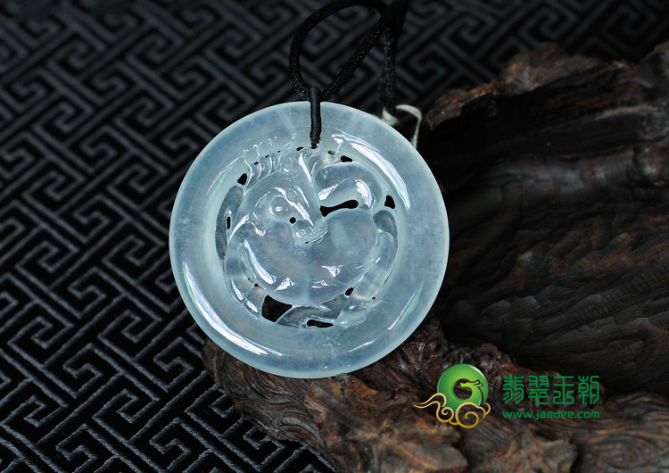 冰玻种淡晴水缅甸翡翠马牌挂件