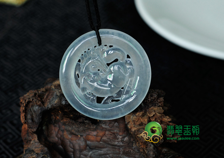 冰玻种淡晴水缅甸翡翠马牌挂件