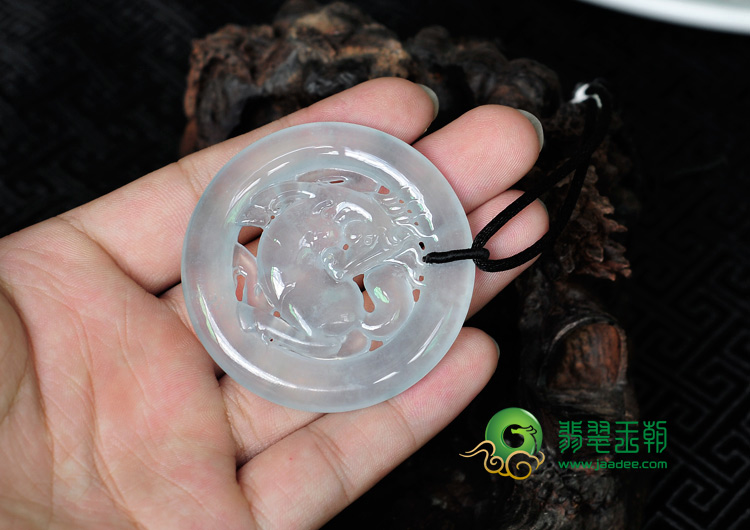 冰玻种淡晴水缅甸翡翠马牌挂件