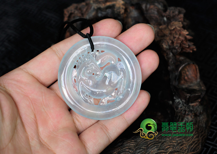冰玻种淡晴水缅甸翡翠马牌挂件