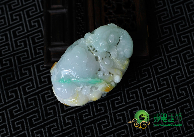 糯冰种三彩缅甸翡翠年年有余手玩件