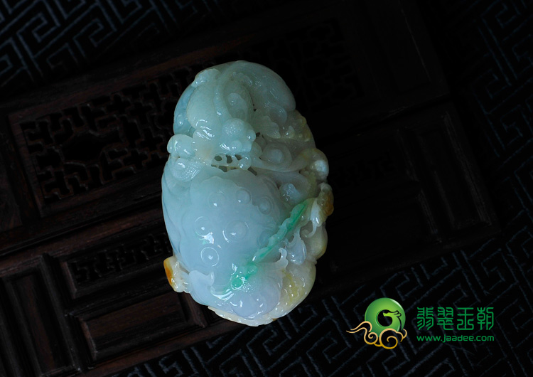 糯冰种三彩缅甸翡翠年年有余手玩件