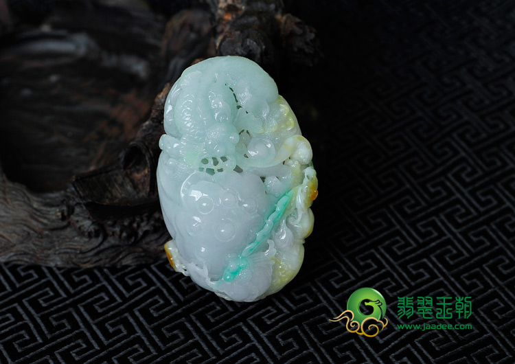 糯冰种三彩缅甸翡翠年年有余手玩件