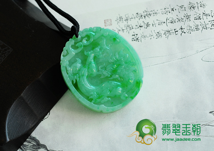 糯冰种翠绿缅甸翡翠龙牌挂件