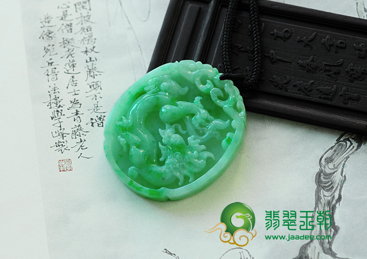 糯冰种翠绿缅甸翡翠龙牌挂件