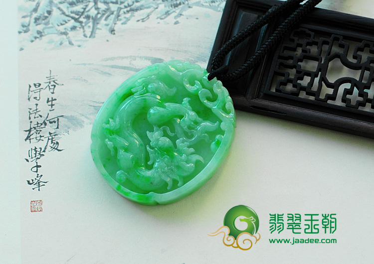 糯冰种翠绿缅甸翡翠龙牌挂件