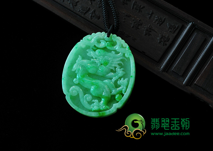 糯冰种翠绿缅甸翡翠龙牌挂件
