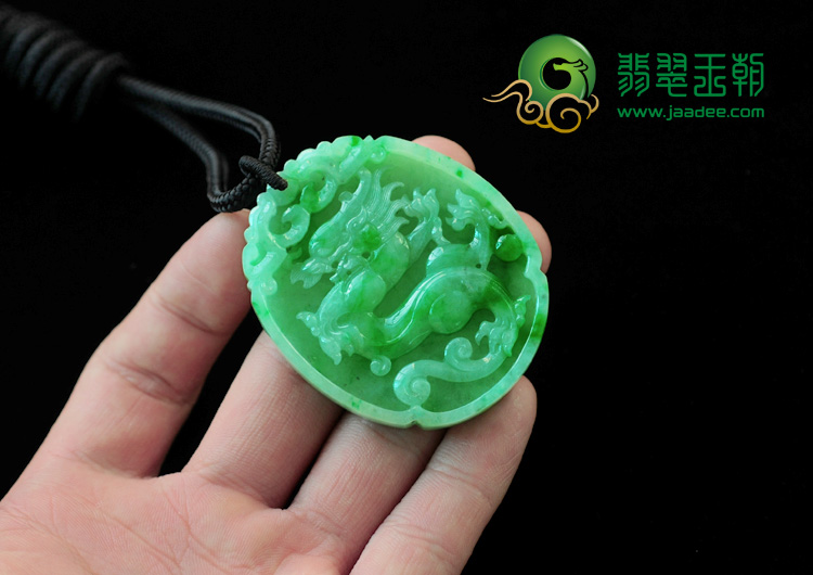 糯冰种翠绿缅甸翡翠龙牌挂件