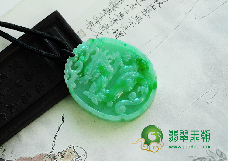 糯冰种翠绿缅甸翡翠龙牌挂件