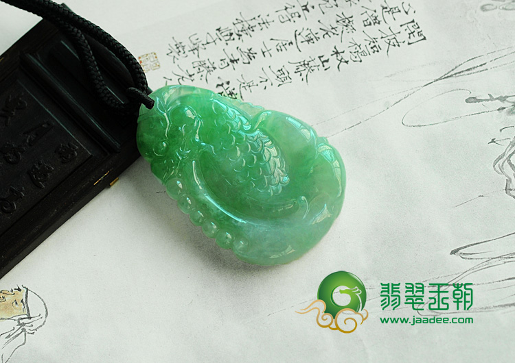 冰种绿晴水缅甸翡翠鱼龙变挂件