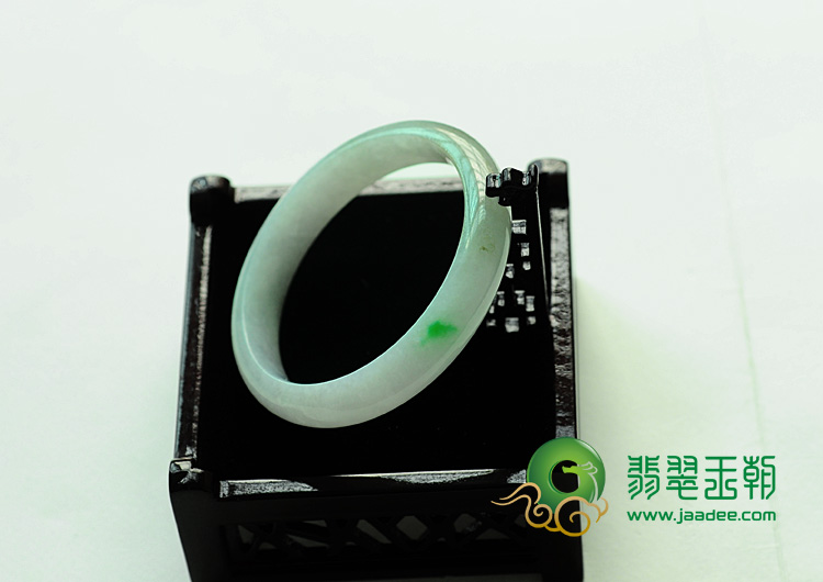 糯冰种白底略带翠缅甸翡翠手镯（56.5mm）