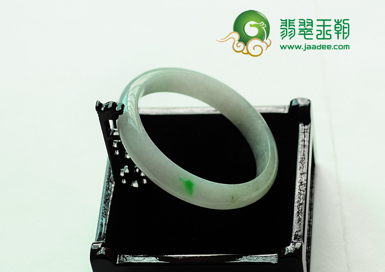 糯冰种白底略带翠缅甸翡翠手镯（56.5mm）