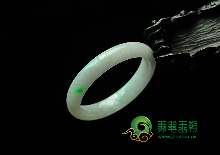糯冰种白底略带翠缅甸翡翠手镯（56.5mm）