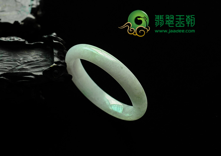 糯冰种白底略带翠缅甸翡翠手镯（56.5mm）
