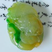 糯冰种黄加绿缅甸翡翠蝙蝠龙挂件