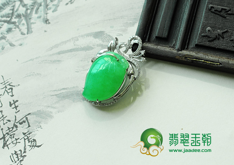 糯冰种苹果绿缅甸翡翠包白金寿桃挂件（真钻）