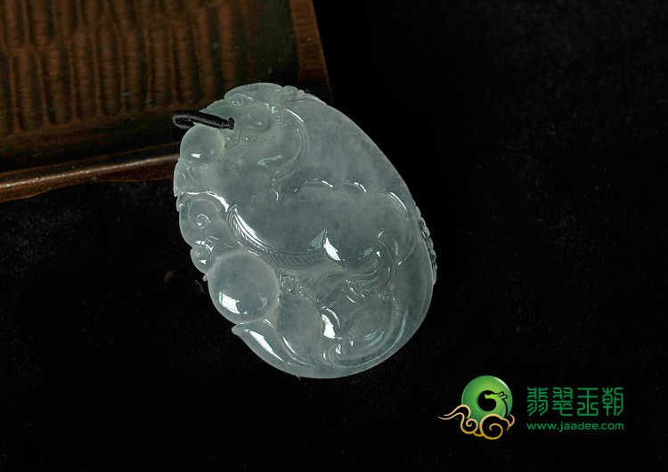冰种缅甸翡翠飞龙在天挂件
