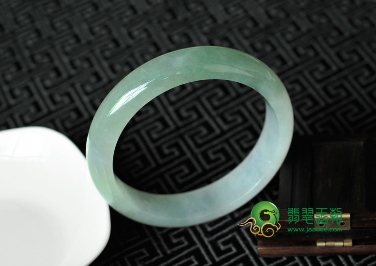 糯冰种晴水淡紫罗兰缅甸翡翠手镯（57.7mm）