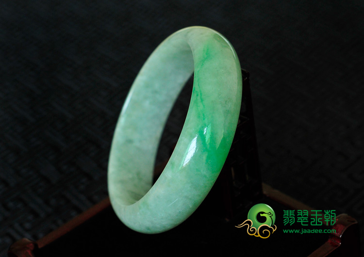 糯冰种飘翠缅甸翡翠手镯（57.7mm）