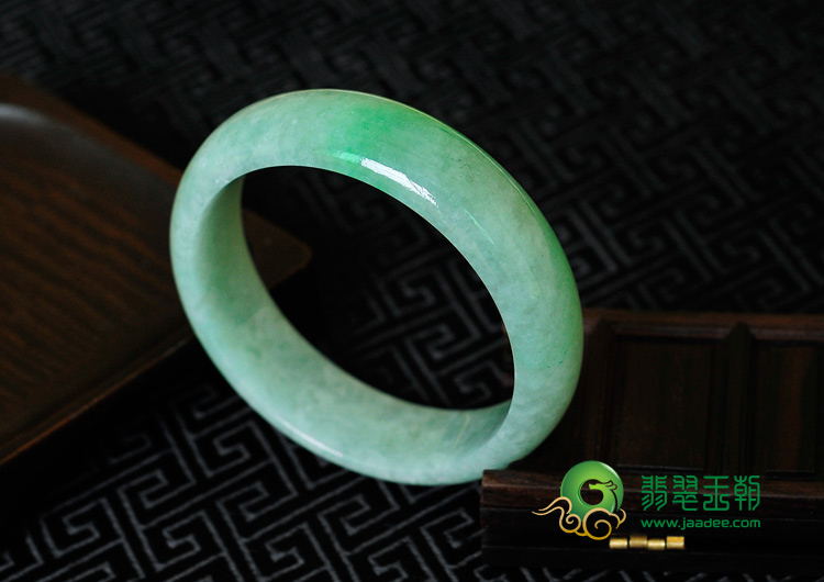 糯冰种飘翠缅甸翡翠手镯（57.7mm）