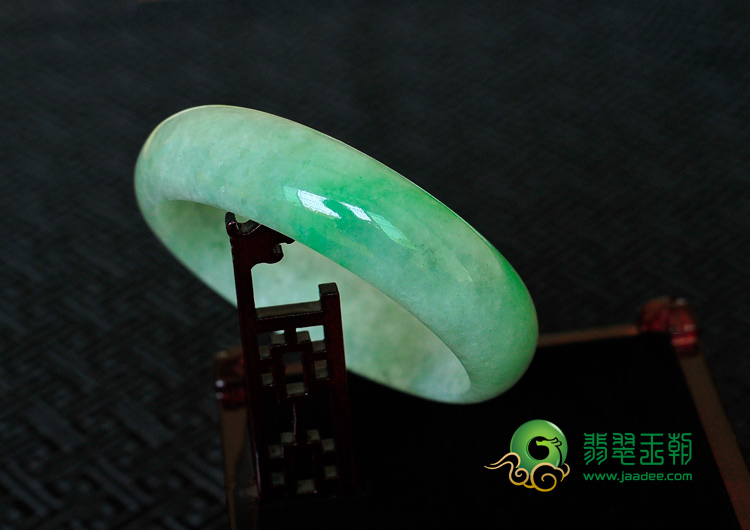 糯冰种飘翠缅甸翡翠手镯（57.7mm）