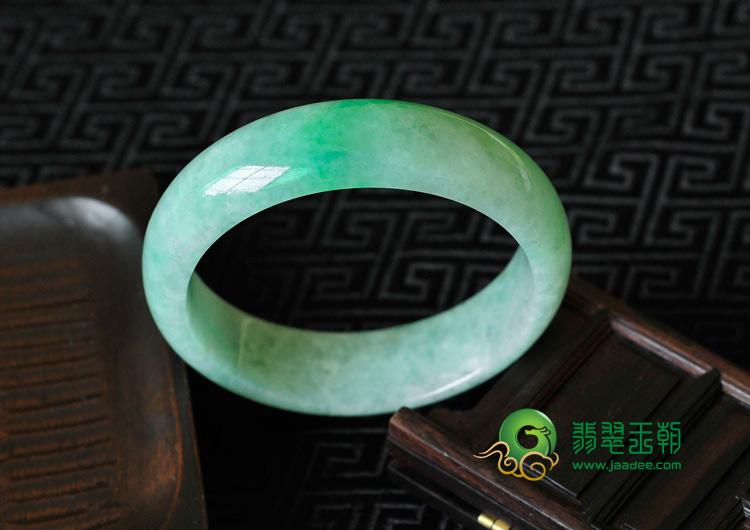 糯冰种飘翠缅甸翡翠手镯（57.7mm）