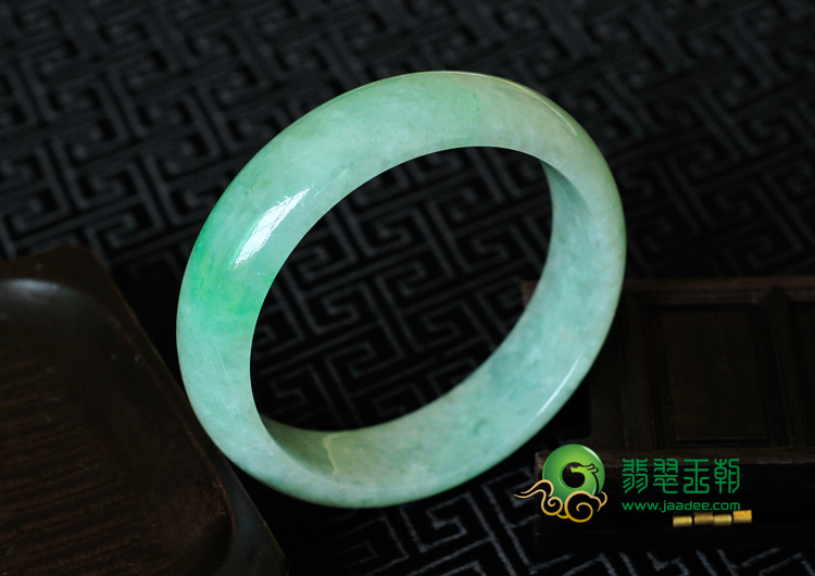 糯冰种飘翠缅甸翡翠手镯（57.7mm）